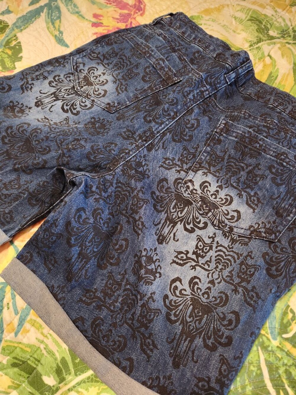 Disney Haunted mansion Hitchhiking Ghosts Denim Shorts Wallpaper- MEDIUM - Picture 7 of 7